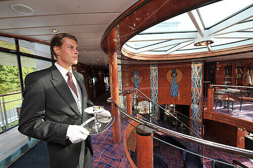 Das hat schon fast &bdquo;Traumschiff&ldquo;&ndash;Charakter: Auf der &bdquo;Premicon Queen&ldquo; fehlt selbst der Butler mit weißen Handschuhen nicht.
