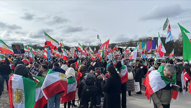 Immer mehr Demonstranten finden sich auf der Theresienwiese ein