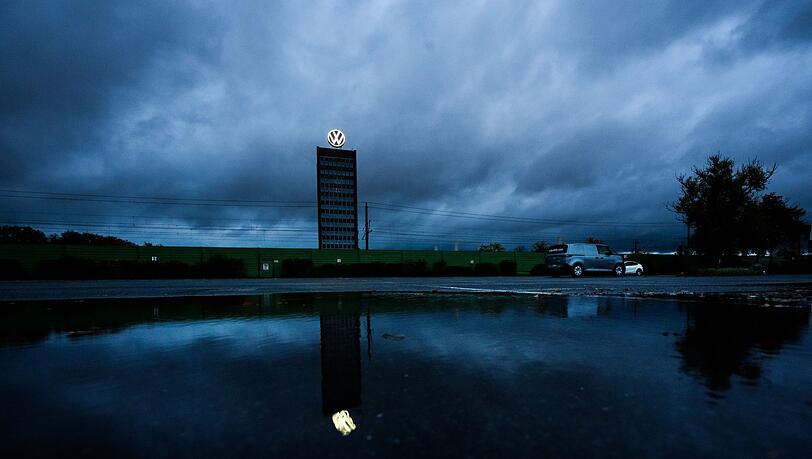 D&uuml;stere Wolken &uuml;ber Wolfsburg: Bereits zum zehnten Mal in Folge bricht der Quartalsgewinn ein. (Archivbild)