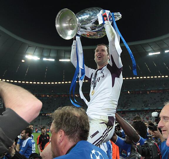 Grenzenlose Freude beim FC Chelsea: Überglücklich posieren die Spieler mit ihrem Pokal. Die Bilder vom britischen Siegestaumel.