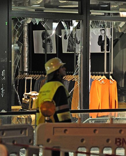 Zerstörte Schaufenster, Glassplitter, Feuer, Rauch: Nach Sprengung des 250 Kilogramm schweren Blindgängers in der Schwabinger Feilitzschstraße geht es drunter und drüber, Rettungsfahrzeuge brausen durch Schwabing. Gegen Mitternacht meldet die Feuerwehr, die Bränder seien unter Kontrolle. Laut Polizei wurde niemand verletzt.