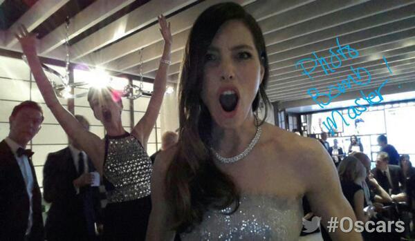 Backstage bei den Oscars mit Jessica Biel, photobombed von Anne Hathaway