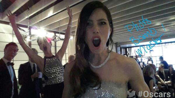 Backstage bei den Oscars mit Jessica Biel, photobombed von Anne Hathaway Backstage bei den Oscars mit Jessica Biel, photobombed von Anne Hathaway