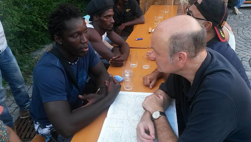 Mit Afrika-Landkarte: Thomas Nechleba (52) und Shooty (20) aus Gambia. Mit Afrika-Landkarte: Thomas Nechleba (52) und Shooty (20) aus Gambia.