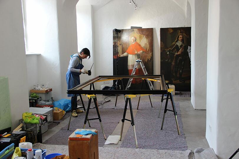Im Keller werden die barocken Bilder für den Festsaal restauriert.