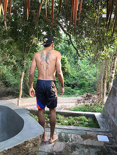 Aubameyang präsentiert sein Tattoo.