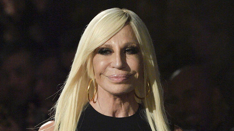 Donatella Versace entschuldigt sich für die missverständlichen T-Shirts