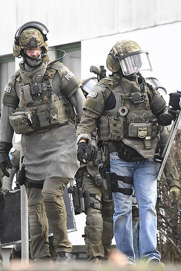 Der Mann ist nach wie vor flüchtig: Bilder vom SEK-Einsatz