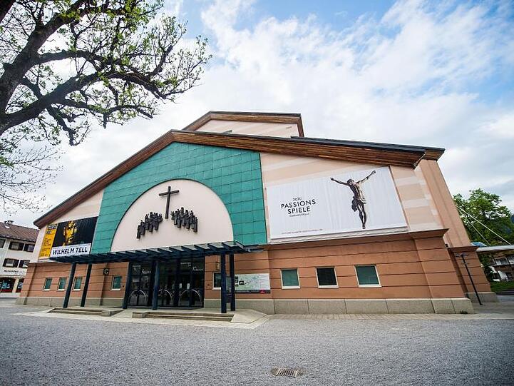 Das Passionsspielhaus, Austragungsort der Passionsspiele. Foto: Lino Mirgeler/Archivbild