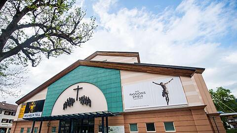 Das Passionsspielhaus, Austragungsort der Passionsspiele. Foto: Lino Mirgeler/Archivbild