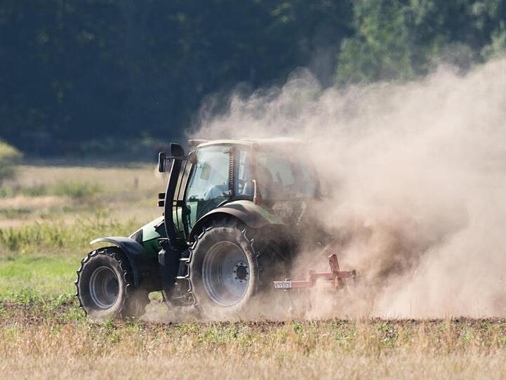 Ein Landwirt pflügt in der Region Hannover. Welche Agrar-Fördergelder der EU künftig fließen, beschäftigt derzeit die EU-Landwirtschaftsminister.