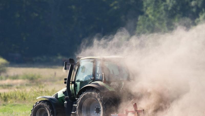 Ein Landwirt pflügt in der Region Hannover. Welche Agrar-Fördergelder der EU künftig fließen, beschäftigt derzeit die EU-Landwirtschaftsminister. Ein Landwirt pflügt in der Region Hannover. Welche Agrar-Fördergelder der EU künftig fließen, beschäftigt derzeit die EU-Landwirtschaftsminister.