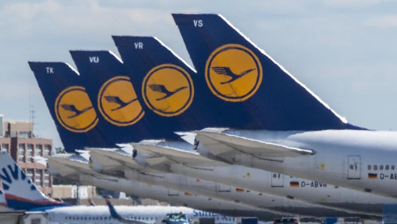 Aufgrund der Corona-Pandemie ist Lufthansa in massive finanzielle Schwierigkeiten geraten. Aufgrund der Corona-Pandemie ist Lufthansa in massive finanzielle Schwierigkeiten geraten.