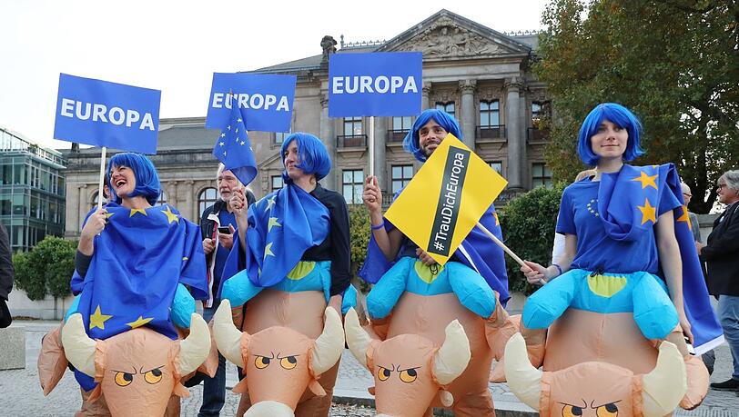 Den Stier reiten für eine lebendige europäische Zukunft: Aktivisten von "Pulse of Europe" vor der Parlamentarischen Gesellschaft in Berlin.