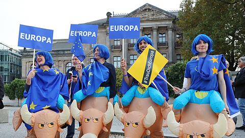 Den Stier reiten für eine lebendige europäische Zukunft: Aktivisten von "Pulse of Europe" vor der Parlamentarischen Gesellschaft in Berlin.