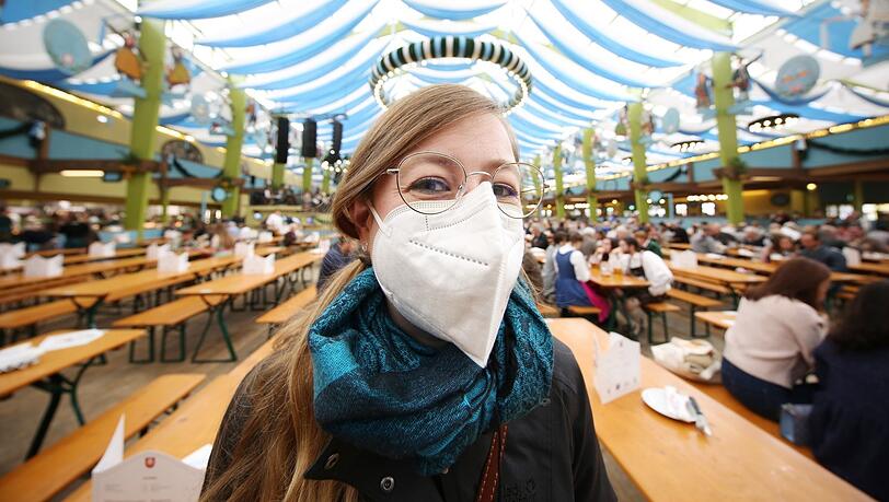 Sonntagmittag ist die AZ-Reporterin für den Selbstversuch die Einzige mit Maske. Auch draußen findet sich kaum jemand damit. Blöd angeschaut wird man damit nicht. Sonntagmittag ist die AZ-Reporterin für den Selbstversuch die Einzige mit Maske. Auch draußen findet sich kaum jemand damit. Blöd angeschaut wird man damit nicht.