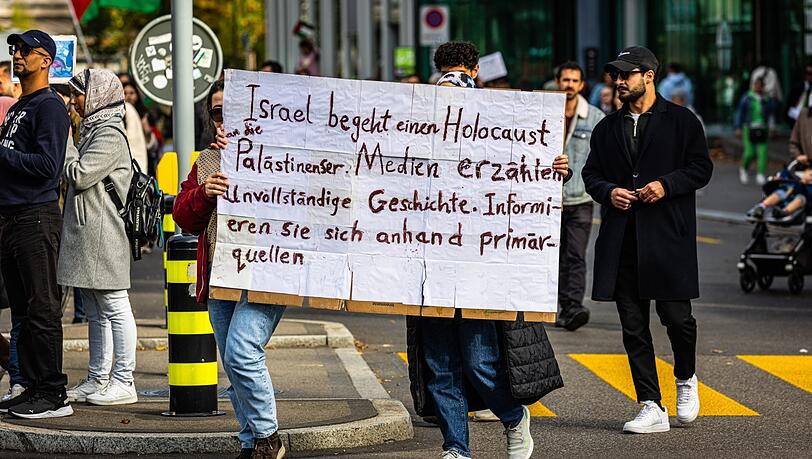 Eine pro-Palästinensische Demonstration in Zürich. Auch in Deutschland finden seit dem Terrorangriff am 7. Oktober zahlreiche pro-palästinensische Demonstrationen statt. Israel wird dabei unter anderem ein Genozid vorgeworfen. Foto: imago
