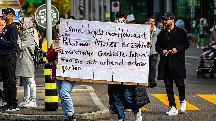 Eine pro-Palästinensische Demonstration in Zürich. Auch in Deutschland finden seit dem Terrorangriff am 7. Oktober zahlreiche pro-palästinensische Demonstrationen statt. Israel wird dabei unter anderem ein Genozid vorgeworfen. Foto: imago