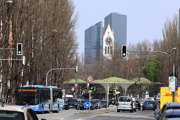 Fernblick: Münchner Freiheit mit der Erlöserkirche und den Highlight Towers. Fernblick: Münchner Freiheit mit der Erlöserkirche und den Highlight Towers.