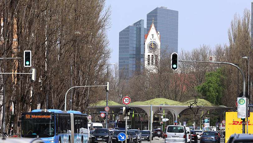 Fernblick: Münchner Freiheit mit der Erlöserkirche und den Highlight Towers. Fernblick: Münchner Freiheit mit der Erlöserkirche und den Highlight Towers.