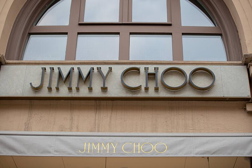 In der Maximilianstraße sind Luxus-Marken ansässig, zum Beispiel Jimmy Choo (Schuhe). In der Maximilianstraße sind Luxus-Marken ansässig, zum Beispiel Jimmy Choo (Schuhe).