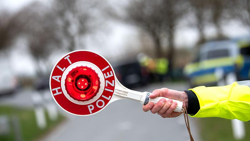 Bei einer Verkehrskontrolle fiel auf, dass der Paketfahrer ein Fahrverbot hatte. (Symbolbild) Bei einer Verkehrskontrolle fiel auf, dass der Paketfahrer ein Fahrverbot hatte. (Symbolbild)