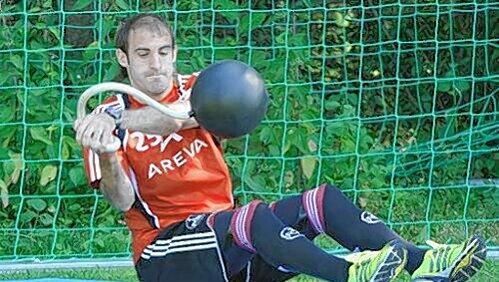 Schuften, bis die Fitness stimmt: Javier Pinola ist es sichtlich gut bekommen. Schuften, bis die Fitness stimmt: Javier Pinola ist es sichtlich gut bekommen.