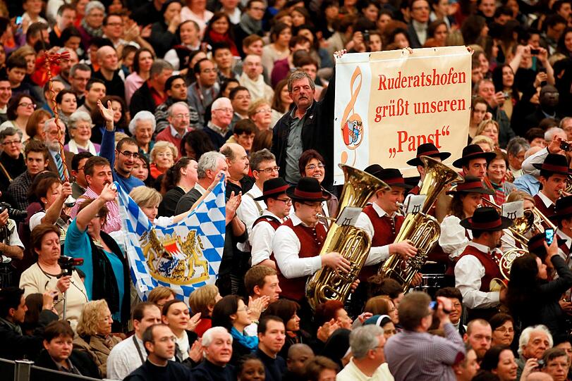Blasmusikanten aus Ruderatshofen im Allgäu spieln Papst Benedikt XVI. in der Audienzhalle Paolo VI im Vatikan bei seiner voraussichtlich letzten Generalaudienz ein Ständchen. Es ist das erste Mal, dass sich der Pontifex nach seiner historischen Rücktrittankündigung vom Montag den Gläubigen zeigt. Die Bilder.