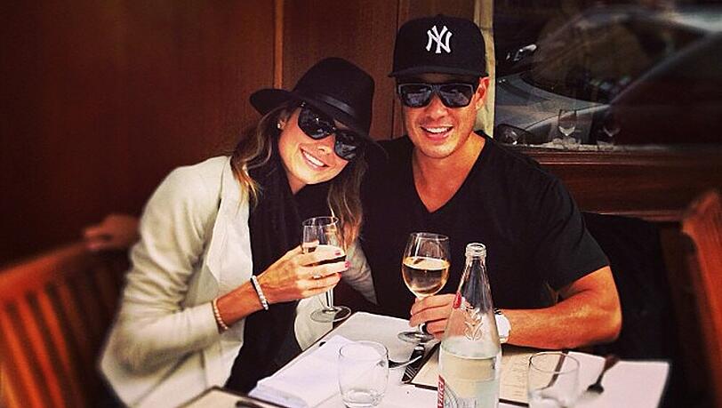 Während der Pariser Fashion Week genießen Stacy Keibler und ihr neuer Freund den Abend Während der Pariser Fashion Week genießen Stacy Keibler und ihr neuer Freund den Abend