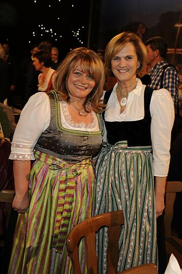 Politiker und Prominenz geben sich auf dem Nockherberg die Hand - Sehen Sie hier die Bilder des Starkbier-Anstich 2015.