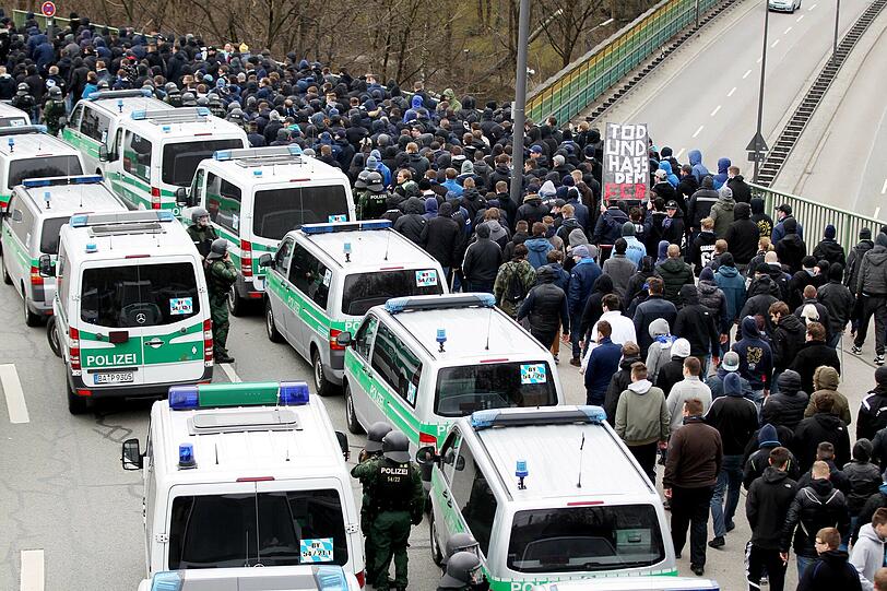 Bengalos, Chinaböller, Flaschenwürfe: FC Bayern II gegen TSV 1860 II: Die Bilder von Aufmarsch der Fans. 1000 Polizei-Beamte sind im Einsatz.