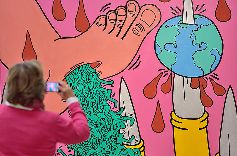 Öha, da purzeln ja lauter grüne Männchen aus dem Fuß. Keith Haring ist lange nicht so harmlos wie viele meinen.