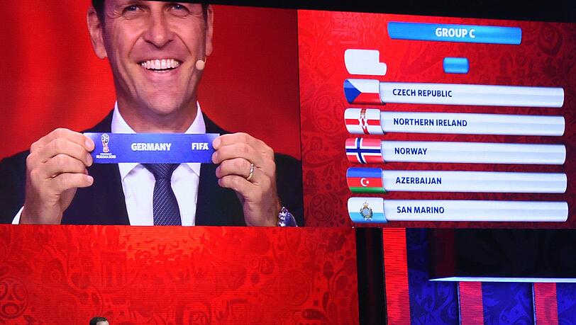 Lob vom Teamchef: Glücksfee Bierhoff hat die richtigen Lose für Deutschland gezogen. Lob vom Teamchef: Glücksfee Bierhoff hat die richtigen Lose für Deutschland gezogen.
