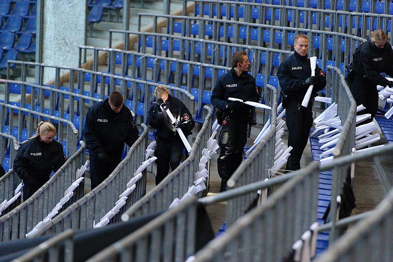 Das Fußball-Länderspiel in Hannover zwischen Deutschland und den Niederlanden ist am Dienstagabend abgesagt worden. Es bestand die Gefahr eines Sprengstoff-Anschlags. "Wir haben konkrete Hinweise gehabt, dass jemand im Stadion einen Sprengsatz zünden wollte", sagte Hannovers Polizeipräsident Volker Kluwe. Die Bilder...