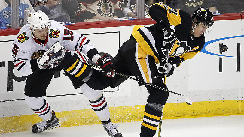 Pittsburghs Evgeni Malkin (71) kollidiert mit Chicagos Artem Anisimov (15).