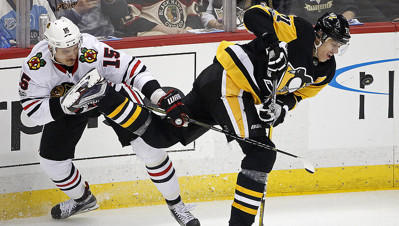 Pittsburghs Evgeni Malkin (71) kollidiert mit Chicagos Artem Anisimov (15). Pittsburghs Evgeni Malkin (71) kollidiert mit Chicagos Artem Anisimov (15).