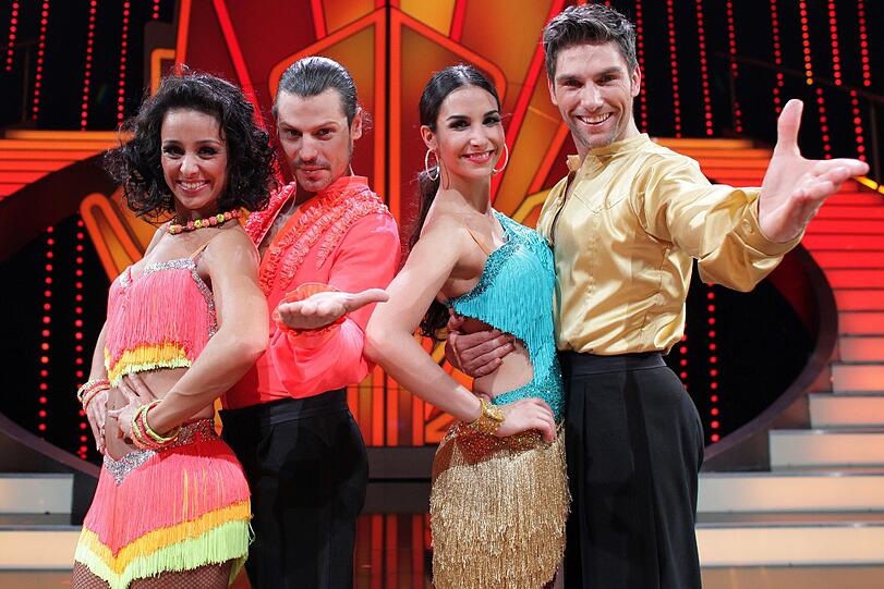 Die Schauspielerin Sila Sahin (2.v.r.) und ihr Tanzpartner Christian Polanc (r) sowie der Schauspieler Manuel Cortez (2.v.l.) und seine Tanzpartnerin Melissa Ortiz-Gomez
