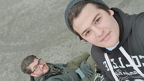 Ahmad Al Katew (rechts) und sein Bruder Alaa sind in Landshut wieder vereint. Nun suchen die beiden eine Wohnung, damit der 18-jährige Ahmad seinen Bruder unterstützen kann.