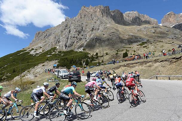 Hinauf zum Coppi-Denkmal: Wie 2017 ist das Pordoijoch die höchste Erhebung beim Giro d'Italia. Dort könnte sich der Sieger hervortun. Hinauf zum Coppi-Denkmal: Wie 2017 ist das Pordoijoch die höchste Erhebung beim Giro d'Italia. Dort könnte sich der Sieger hervortun.