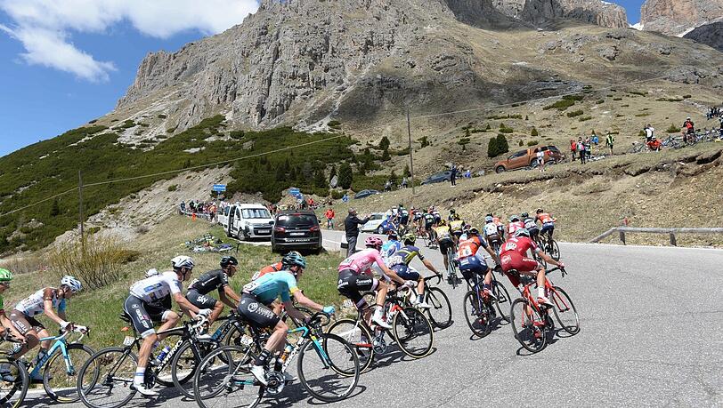Hinauf zum Coppi-Denkmal: Wie 2017 ist das Pordoijoch die höchste Erhebung beim Giro d'Italia. Dort könnte sich der Sieger hervortun. Hinauf zum Coppi-Denkmal: Wie 2017 ist das Pordoijoch die höchste Erhebung beim Giro d'Italia. Dort könnte sich der Sieger hervortun.