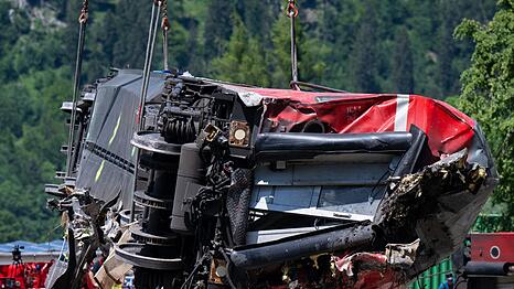 Die Rettungskräfte haben nach einem schweren Zugunglück einen der Waggons angehoben.