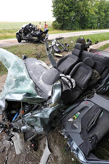 Fünf Menschen sind am Wochenende bei einem Überholmanöver nahe Donauwörth im Kreis Donau-Ries ums
Leben gekommen. Ein 20 Jahre alter Autofahrer hatte nach Angaben der Polizei auf der Bundesstraße 2 eine Wagenkolonne überholt. Die Bilder