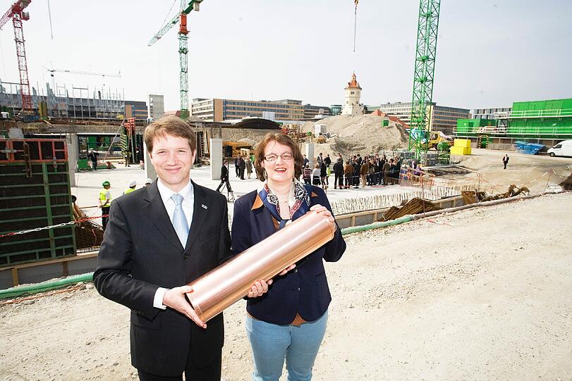 Grundsteinlegung für das künftige IT-Rathaus der Stadt München: Bürgermeisterin Christine Strobl und Stadtwerkechef Florian Bieberbach.