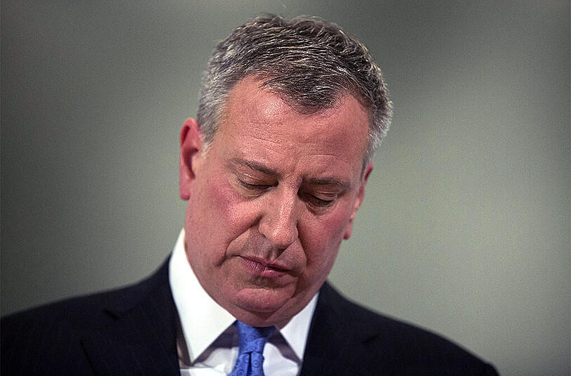 Die Proteste gegen Polizeigewalt sollten solange ruhen, bis die zwei im Bezirk Brooklyn erschossenen Beamten beigesetzt seien, sagt der Bürgermeister von New York Bill de Blasio.