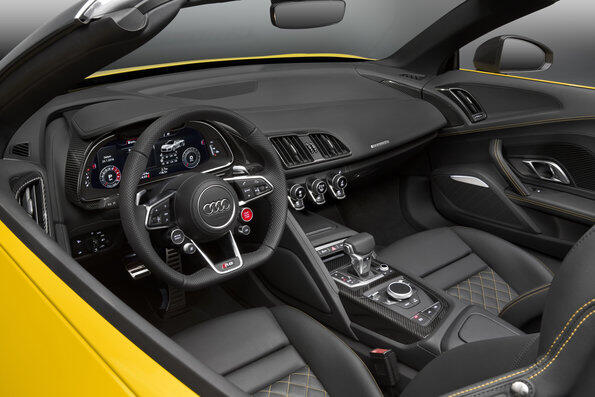 Schneller Arbeitsplatz: Direkt vor dem Lenkrad sitzt das virtuelle Cockpit des Audi R8 Spyder.