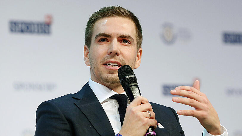 Philipp Lahm beantwortet während einer Talkrunde auf dem Sportbusiness-Kongress "SpoBis" Fragen des Moderators. Der ehemalige Bayern-Kapitän hat einen vollen Terminkalender und ist ein gefragter Experte.