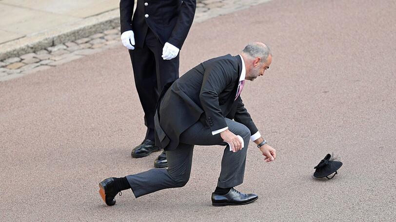 Die Gäste der royalen Hochzeit werden fast von dem stürmischen Wind weggeblasen.