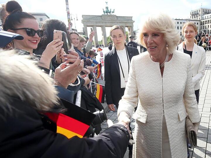Die britische Herzogin Camilla (vorne) spricht mit Zuschauern vor dem Brandenburger Tor. Foto: Wolfgang Kumm