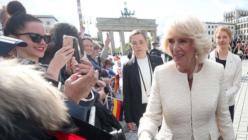 Die britische Herzogin Camilla (vorne) spricht mit Zuschauern vor dem Brandenburger Tor. Foto: Wolfgang Kumm Die britische Herzogin Camilla (vorne) spricht mit Zuschauern vor dem Brandenburger Tor. Foto: Wolfgang Kumm