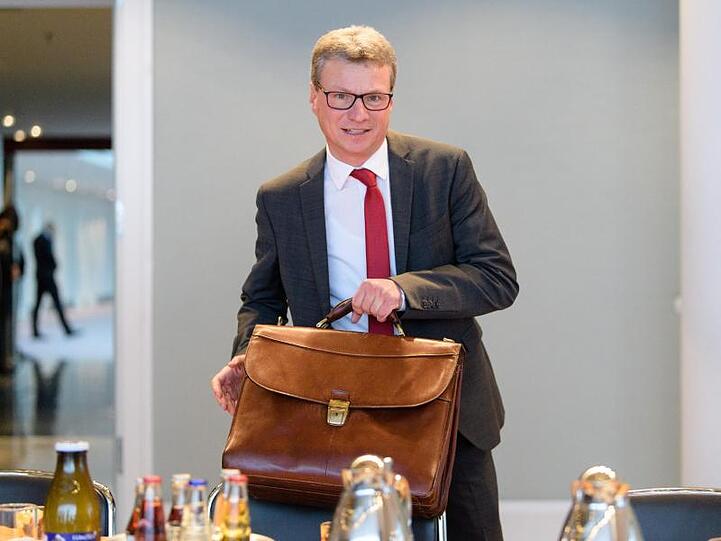Bernd Sibler (CSU), Wissenschaftsminister von Bayern, nimmt seinen Platz ein. Foto: Matthias Balk/Archiv